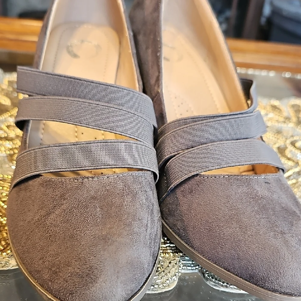 Journee Collection Suede Gray Heels - Picture 6 of 9